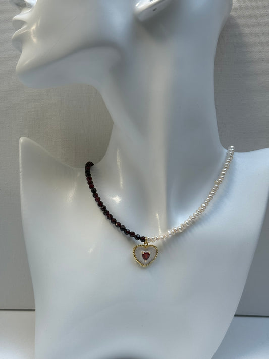 Zoetwaterparels en granaat ketting