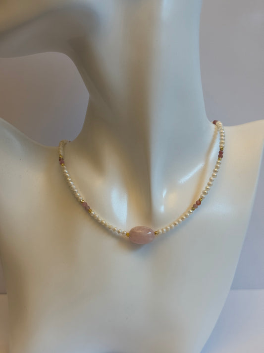 Morganiet en zoetwaterparels ketting